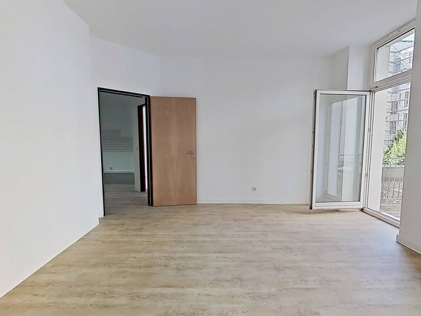 Die Blätter fallen, Ihre Mietkosten auch - Einziehen und 1 NKM sparen: Geräumige 4-Zimmer-Wohnung mit sonnigem BALKON im historischen Breitenweg – 39104 magdeburg(Altstadt) – Vorschaubild 4