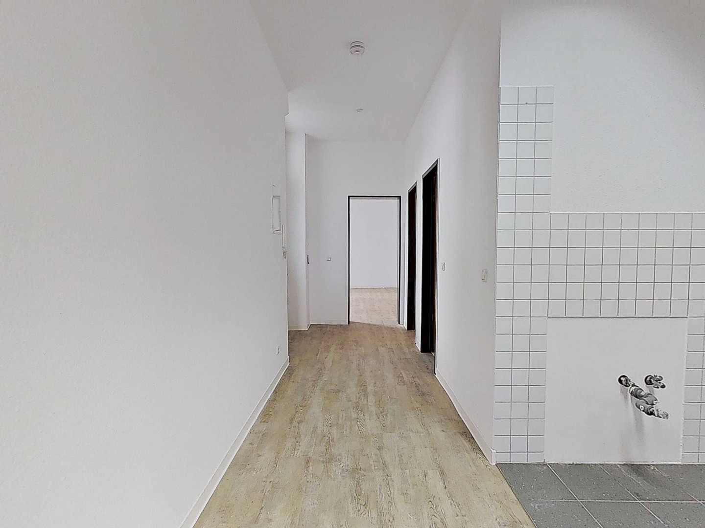 Die Blätter fallen, Ihre Mietkosten auch - Einziehen und 1 NKM sparen: Geräumige 4-Zimmer-Wohnung mit sonnigem BALKON im historischen Breitenweg – 39104 magdeburg(Altstadt) – Vorschaubild 11