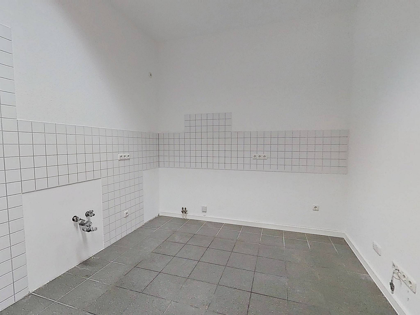 Die Blätter fallen, Ihre Mietkosten auch - Einziehen und 1 NKM sparen: Geräumige 4-Zimmer-Wohnung mit sonnigem BALKON im historischen Breitenweg – 39104 magdeburg(Altstadt) – Vorschaubild 9