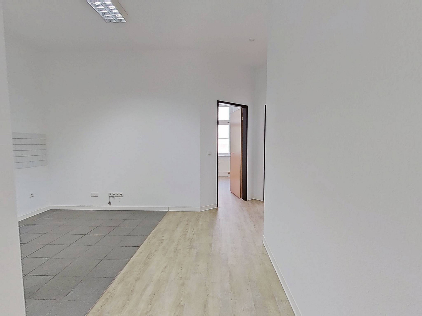 Die Blätter fallen, Ihre Mietkosten auch - Einziehen und 1 NKM sparen: Geräumige 4-Zimmer-Wohnung mit sonnigem BALKON im historischen Breitenweg – 39104 magdeburg(Altstadt) – Vorschaubild 10