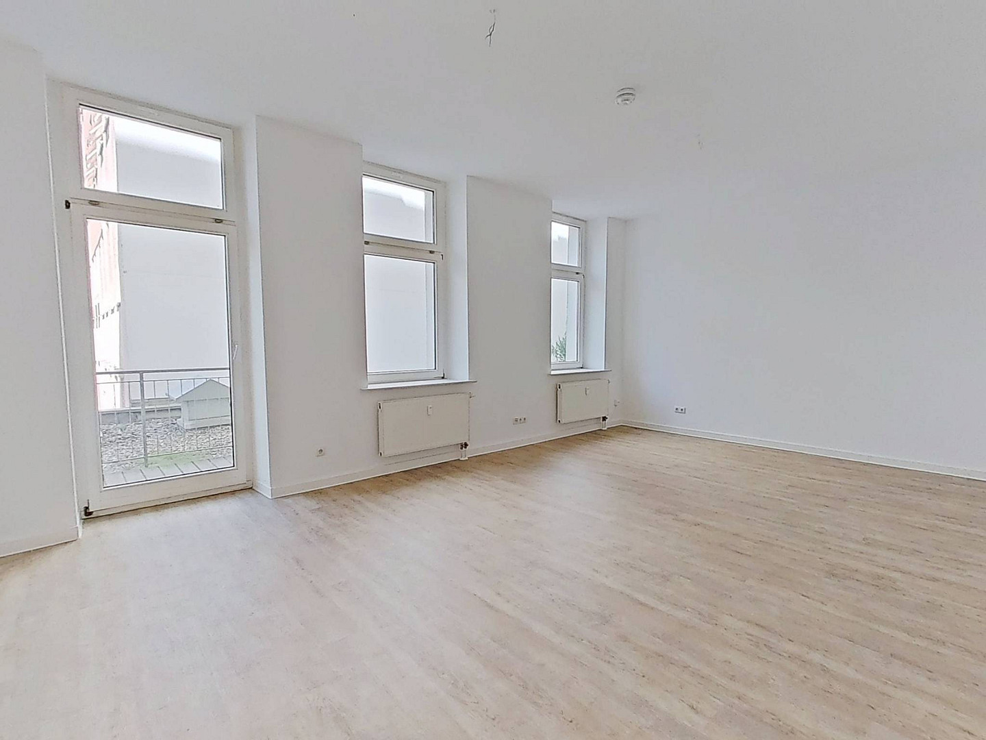Die Blätter fallen, Ihre Mietkosten auch - Einziehen und 1 NKM sparen: Geräumige 4-Zimmer-Wohnung mit sonnigem BALKON im historischen Breitenweg – 39104 magdeburg(Altstadt) – Vorschaubild 3