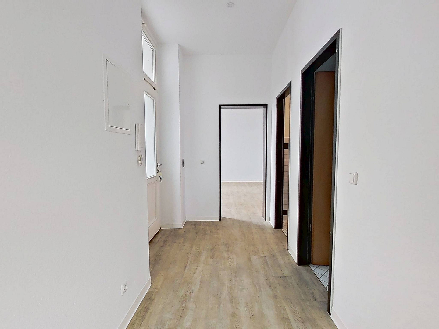 Die Blätter fallen, Ihre Mietkosten auch - Einziehen und 1 NKM sparen: Geräumige 4-Zimmer-Wohnung mit sonnigem BALKON im historischen Breitenweg – 39104 magdeburg(Altstadt) – Vorschaubild 15