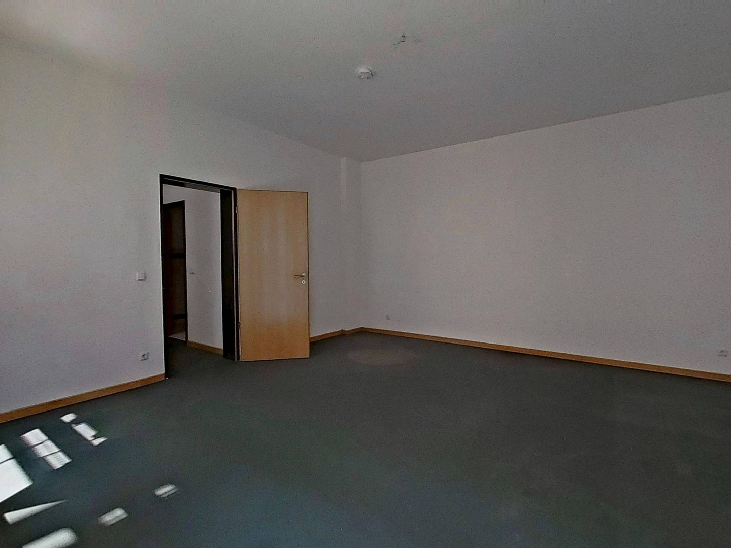 Die Blätter fallen, die Miete auch - 1 NKM als Herbstgeschenk: Attraktive 3-Zimmer-Wohnung mit Einbauküche und 2 Balkonen ++ – 39104 magdeburg(Altstadt) – Vorschaubild 6