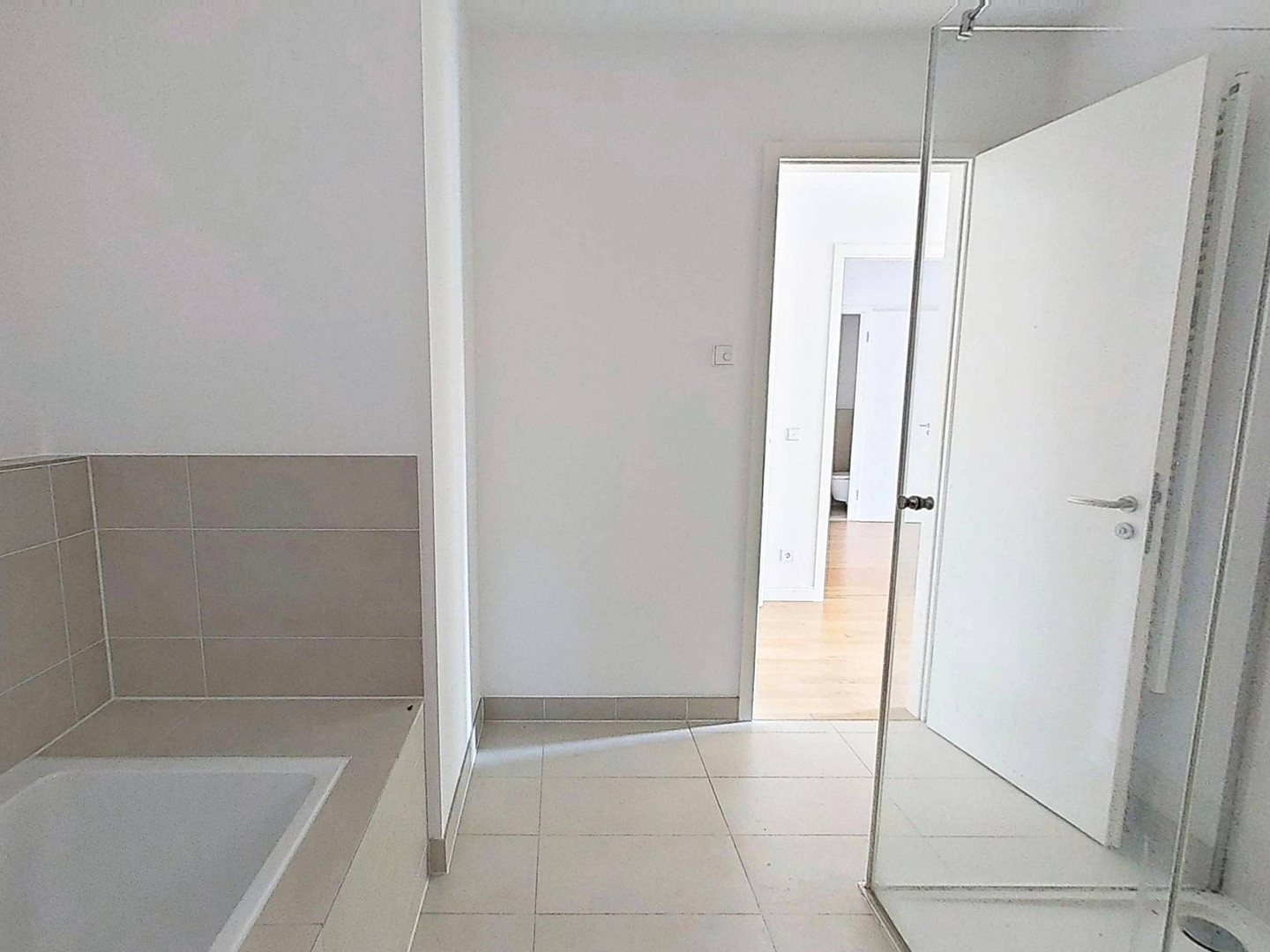 Elegantes Wohnen in Düsseldorf: Großzügige 3-Zimmer-Wohnung mit Balkon, Concierge-Service uvm. – 40549 Düsseldorf(Heerdt) – Vorschaubild 11