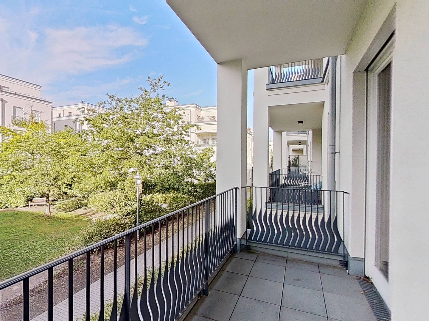Elegantes Wohnen in Düsseldorf: Großzügige 3-Zimmer-Wohnung mit Balkon, Concierge-Service uvm. – 40549 Düsseldorf(Heerdt) – Vorschaubild 2
