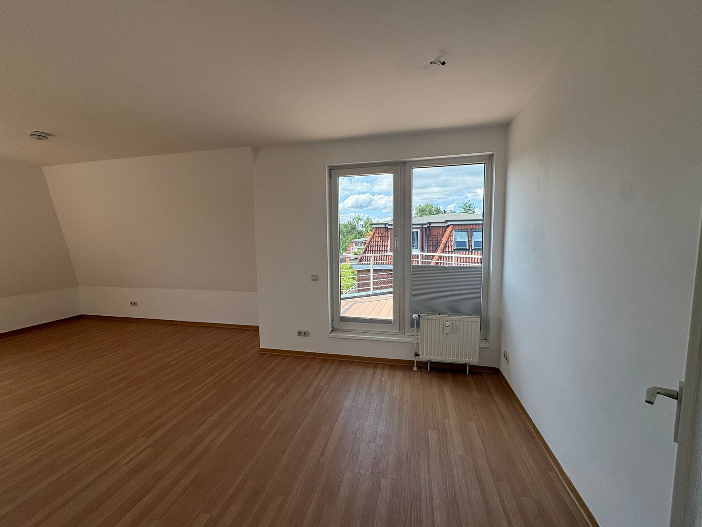 Schöne 3-Zimmer-Wohnung mit großem Balkon und Einbauküche – Foto 2