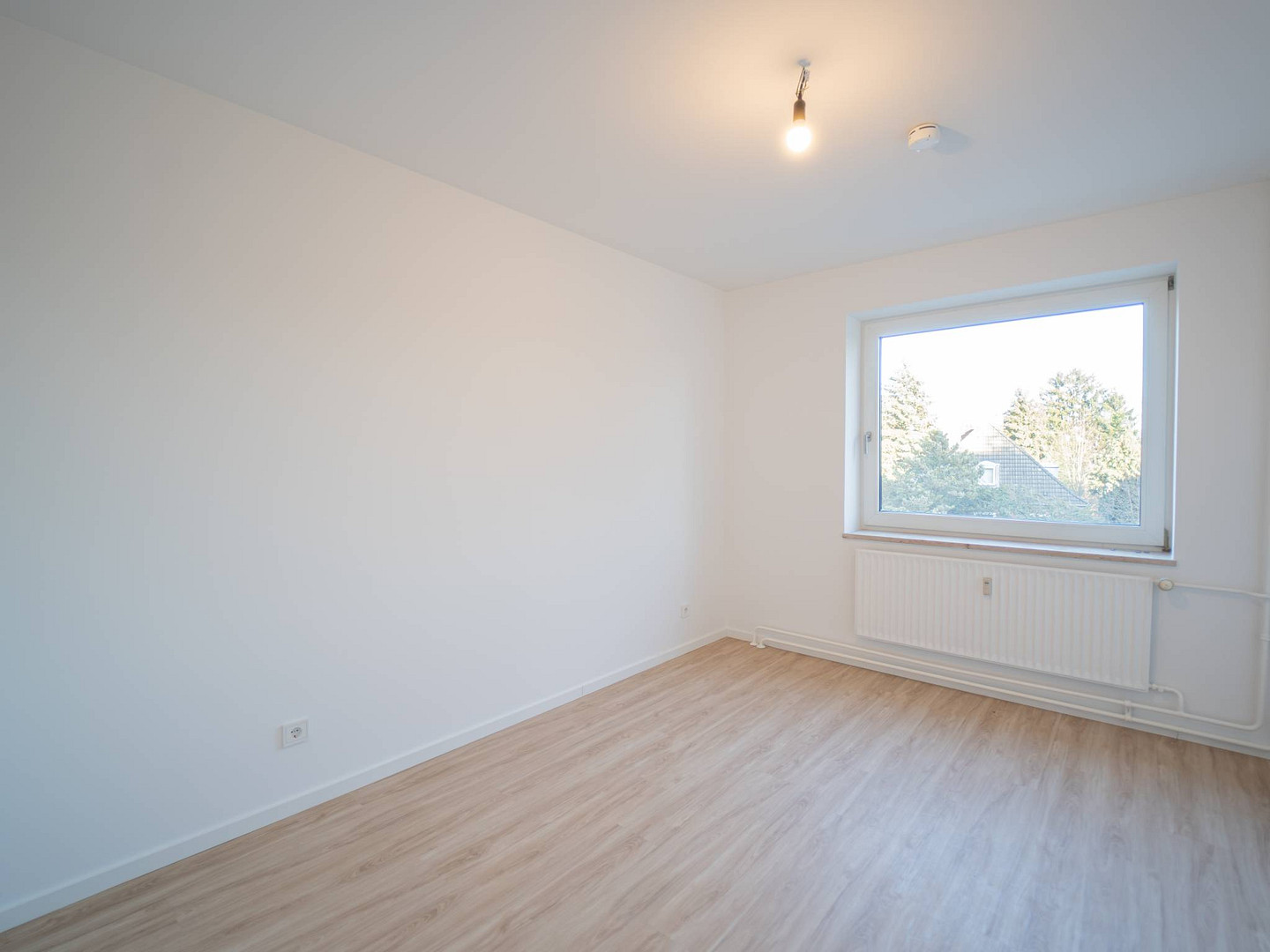 ERSTBEZUG NACH SANIERUNG: Große 3-Zi.-Whg. mit BALKON und EBK in Hamburg-Schnelsen – Foto 3