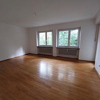 Geräumige, lichtdurchflutete, gut geschnittene 4 Zi.Wohnung (1. OG) mit Balkon von privat