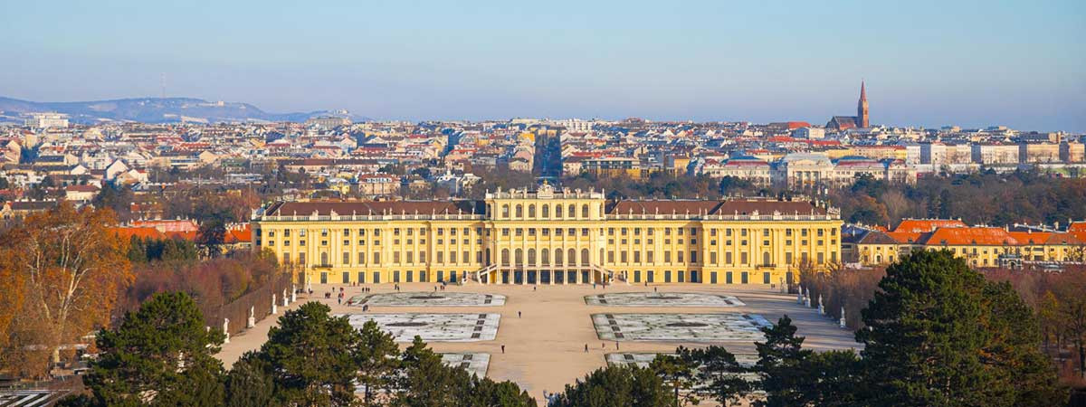 Wien: Schloss Schönbrunn und andere Sehenswürdigkeiten locken Touristen, weshalb Kurzzeitvermietung für Eigentümer interessant zu sein scheint